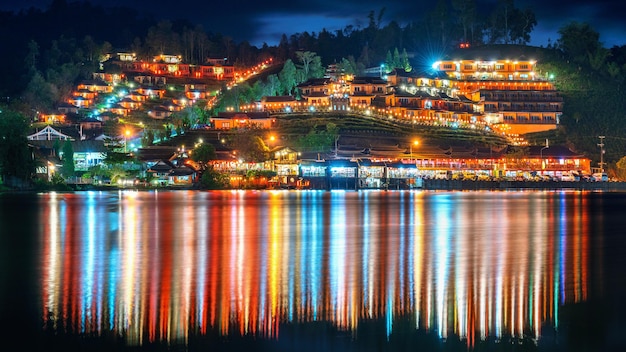 Ban Rak Thai Village por la noche en la provincia de Mae Hong Son, Tailandia.