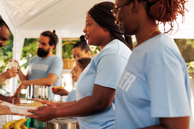 Foto gratuita banco de alimentos sin fines de lucro que sirve a los necesitados