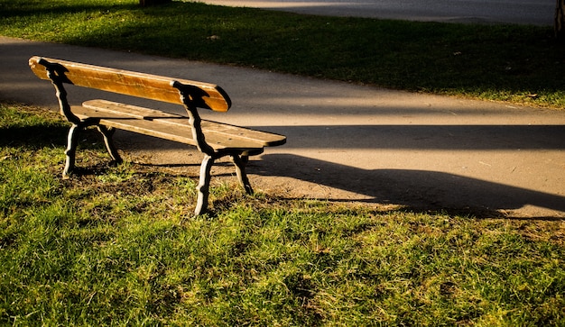 Banco de madera vacío en un parque durante el día