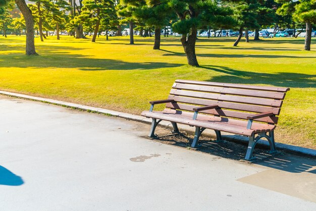 Banco en el parque de otoño