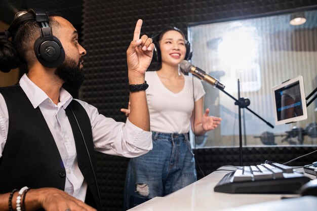 Banda cantando y tocando el piano en vivo en la radio.