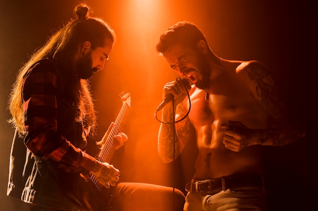 Banda en el escenario con guitarrista y vocalista.