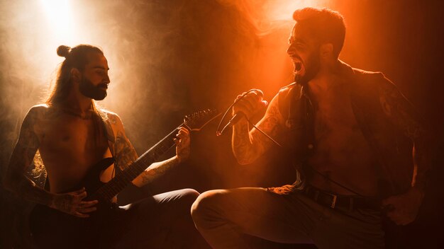 Banda en el escenario con guitarrista y vocalista