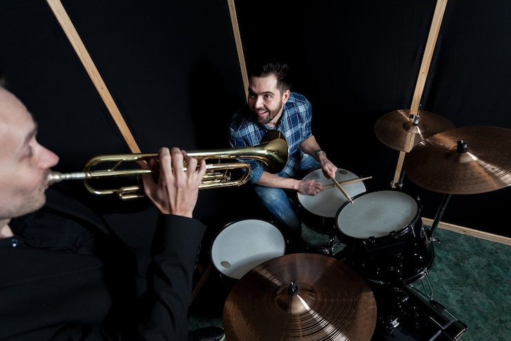 Foto gratuito banda de jazz interpretando