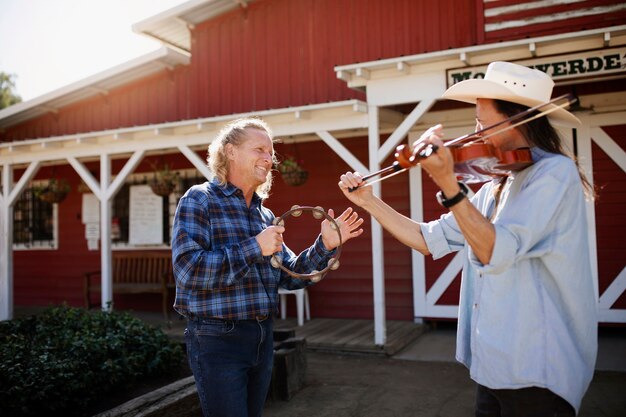 Banda de música country cantando al aire libre