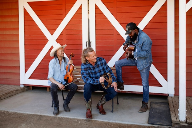 Foto gratuita banda de música country cantando al aire libre