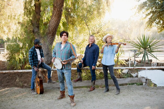 Banda de música country cantando al aire libre