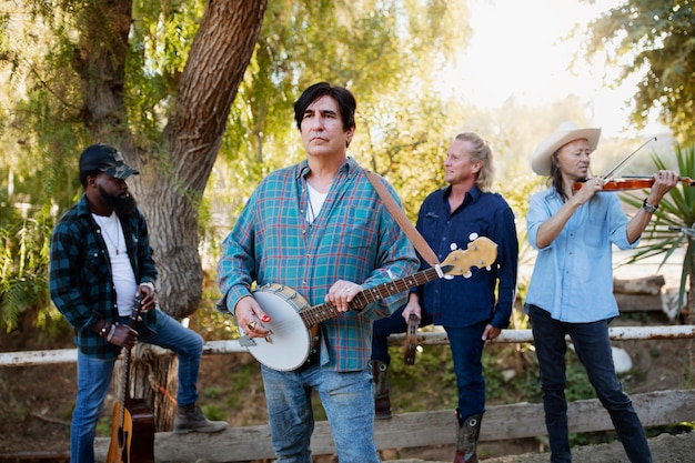 Banda de música country cantando al aire libre