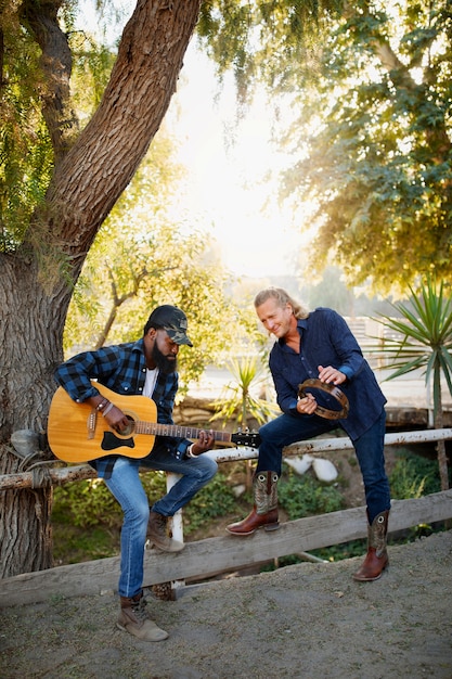 Banda de música country cantando al aire libre