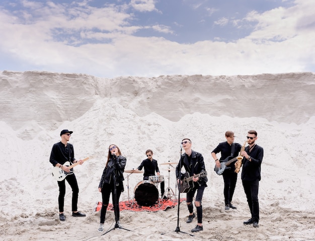 Foto gratuita banda de música rock realizando un concierto en la playa