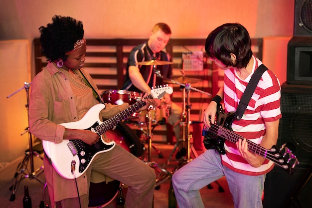 Banda de músicos tocando música en un evento local.