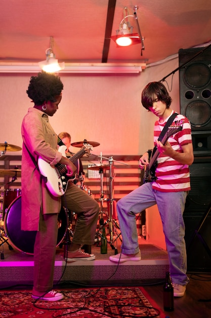 Banda de músicos tocando música en un evento local.