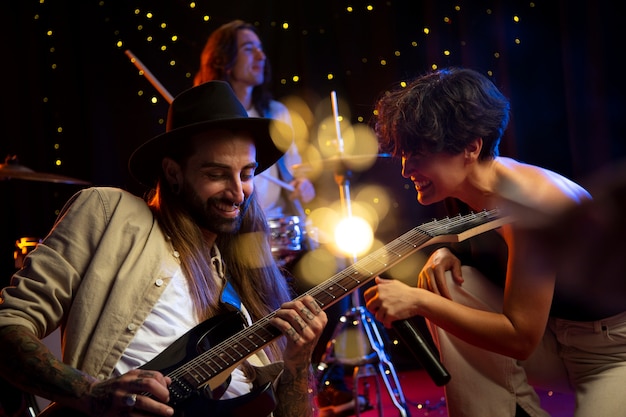 Banda de tiro medio actuando en concierto