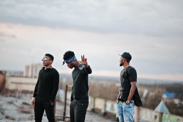 Banda de tres cantantes de rap en el techo