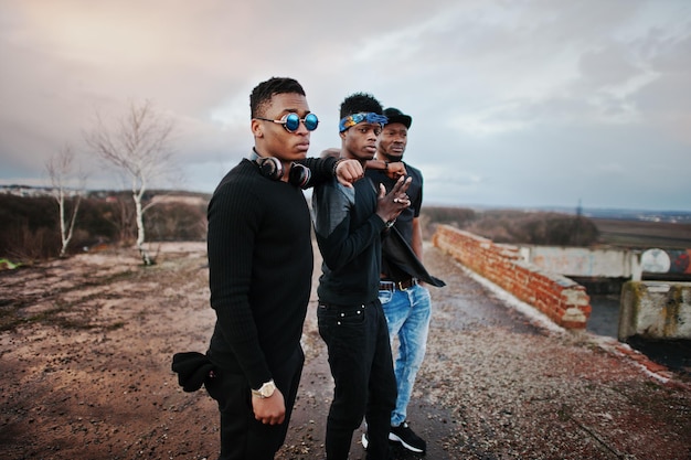 Foto gratuita banda de tres cantantes de rap en el techo