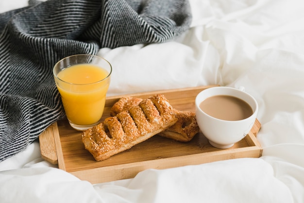 Foto gratuita bandeja de alto ángulo con pastel de zumo de naranja y café.