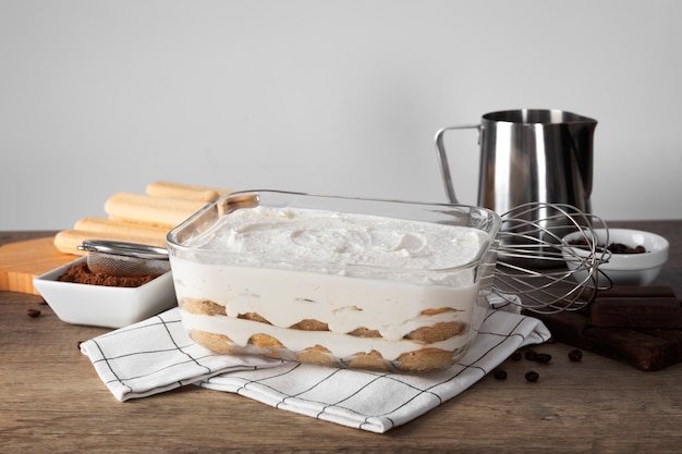 Bandeja de delicioso tiramisú de alto ángulo en la mesa