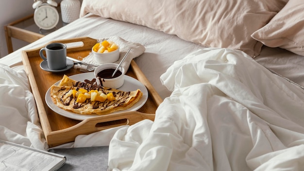 Bandeja de desayuno de ángulo alto en la cama