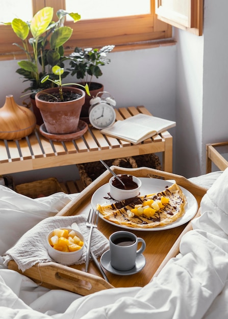 Bandeja de desayuno sabroso de alto ángulo en la cama