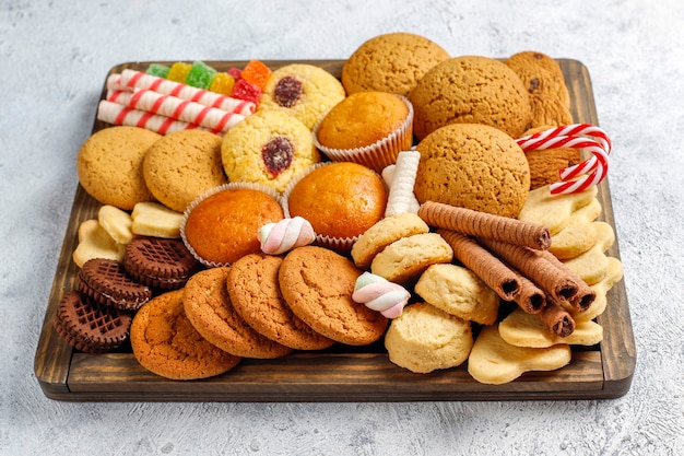 Bandeja de dulces navideños.