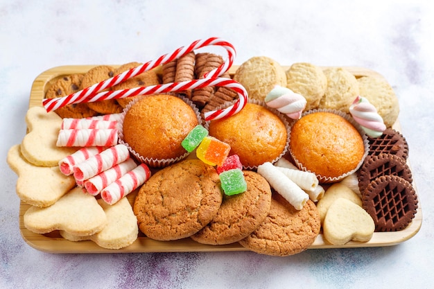 Bandeja de dulces navideños.