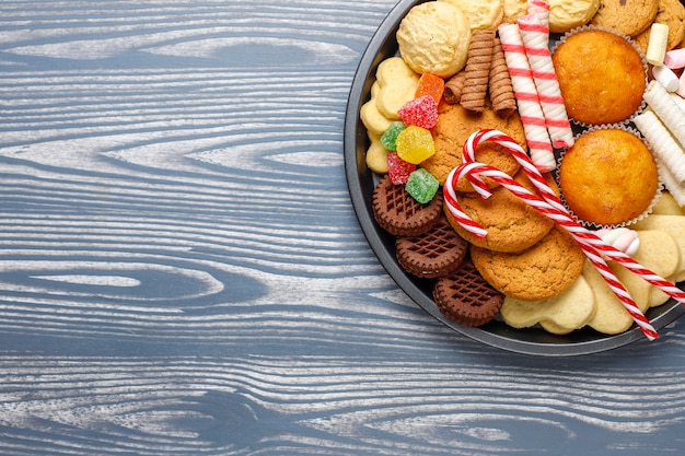 Bandeja de dulces navideños.