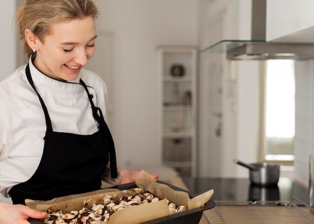 Bandeja de explotación de mujer sonriente con postre