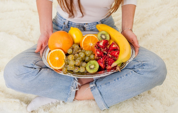 Foto gratuita bandeja de fruta para el desayuno