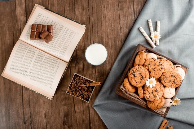 Bandeja de galletas sobre un mantel azul y un vaso de leche