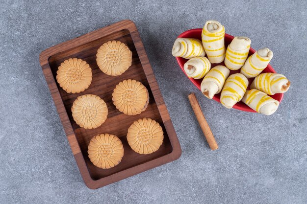 Una bandeja de galletas y un tazón de envoltorios para galletas.