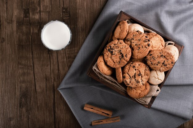 Bandeja de galletas y un vaso de leche