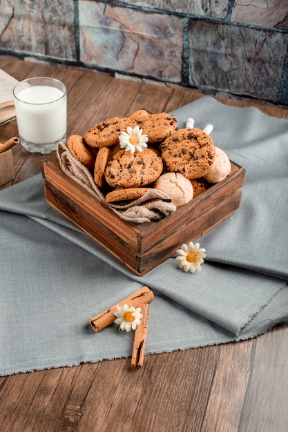 Bandeja de galletas y un vaso de leche.