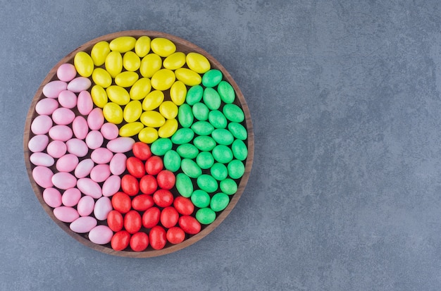 Una bandeja llena de chicle sobre el fondo de mármol.