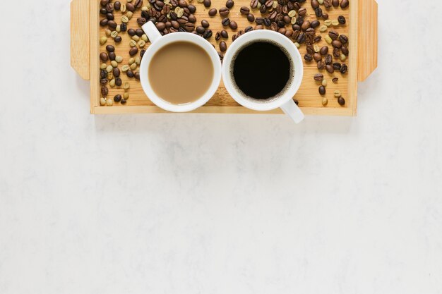 Bandeja de madera con café y espacio de copia