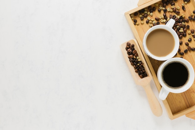 Foto gratuita bandeja de madera con tazas de café.