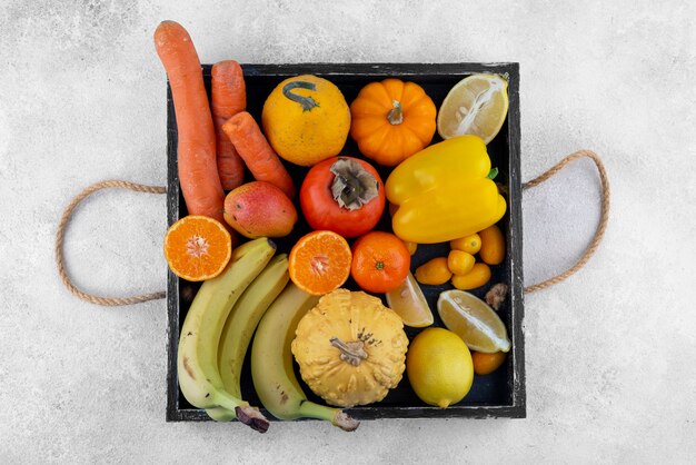 Bandeja de vista superior con frutas y verduras