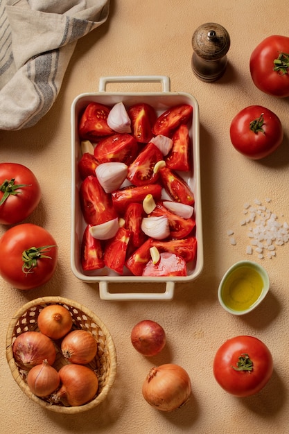 Bandeja de vista superior con tomates y cebollas.