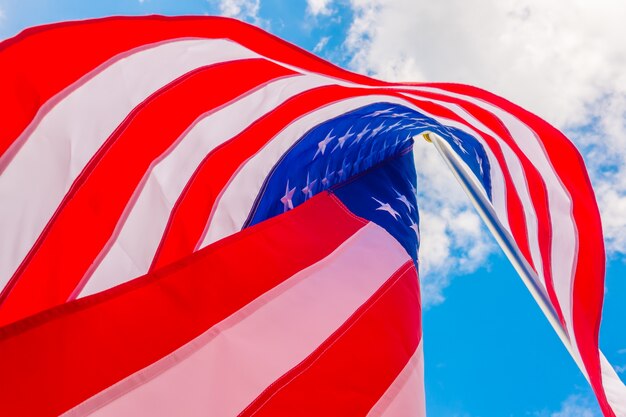 bandera americana en el cielo azul.