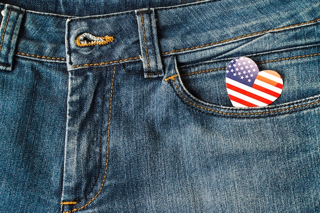 Bandera americana en forma de corazón en el bolsillo de los vaqueros.