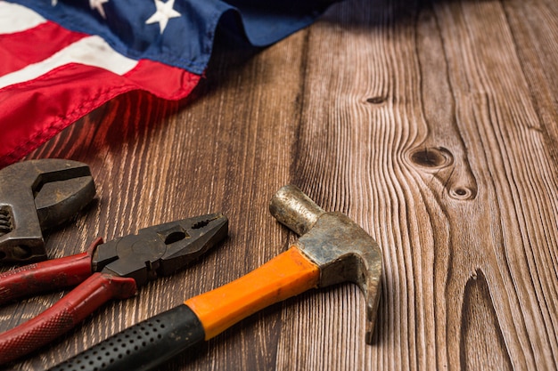 Bandera americana y herramientas cerca del casco Concepto del día del trabajo.