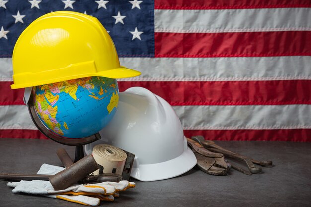 Bandera americana y herramientas cerca del casco Concepto del día del trabajo.