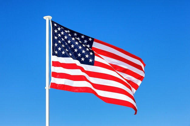 Bandera americana ondeando en el cielo azul