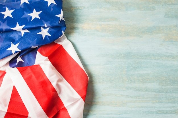 Bandera americana sobre fondo de madera con textura