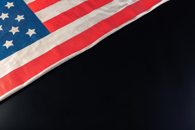 Bandera americana sobre fondo oscuro