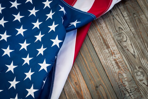 Bandera americana sobre una mesa de madera oscura