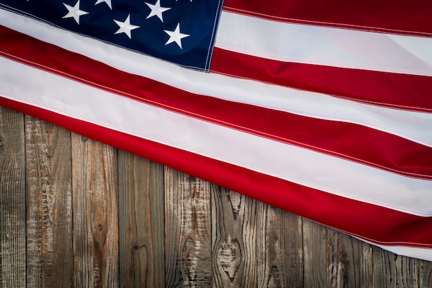 Bandera americana sobre una mesa de madera oscura