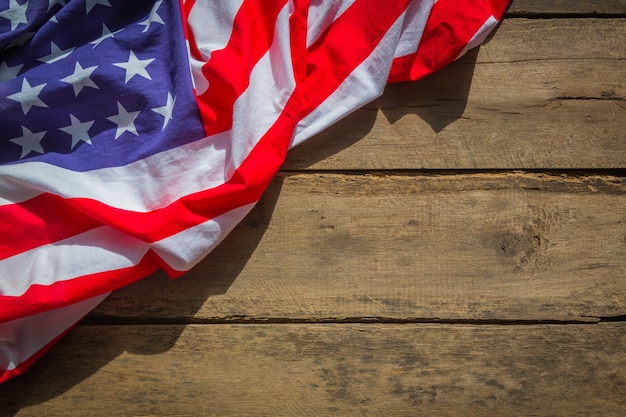 Bandera americana sobre una mesa de madera