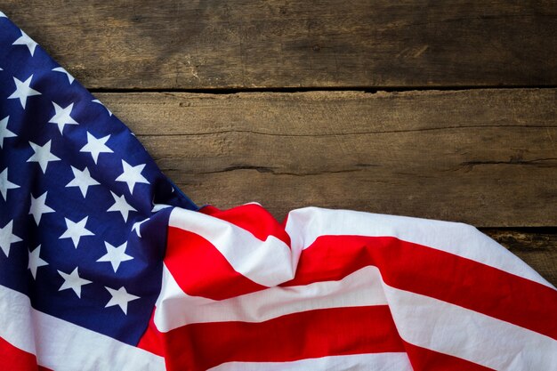 Bandera americana sobre una mesa de madera