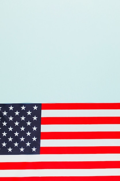 Foto gratuita bandera americana en superficie azul claro