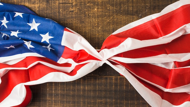 Bandera americana con volantes en mesa de madera